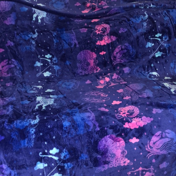 New “12 Zodiacs” Oversized Plush Throw Blankets - Picture 4 of 4